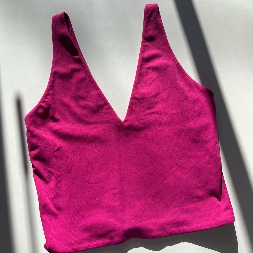 Aritzia Babaton Contour V Neck Tank Size Small Pink